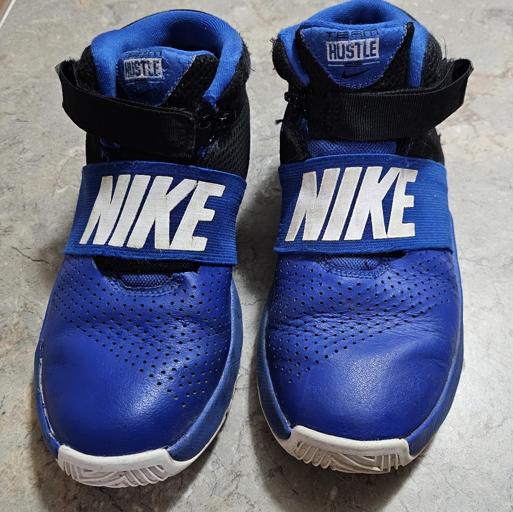 Nike Team Hustle D 8 GS Basketball Shoes Size 4.5Y Royal White Black - Picture 8 of 9
